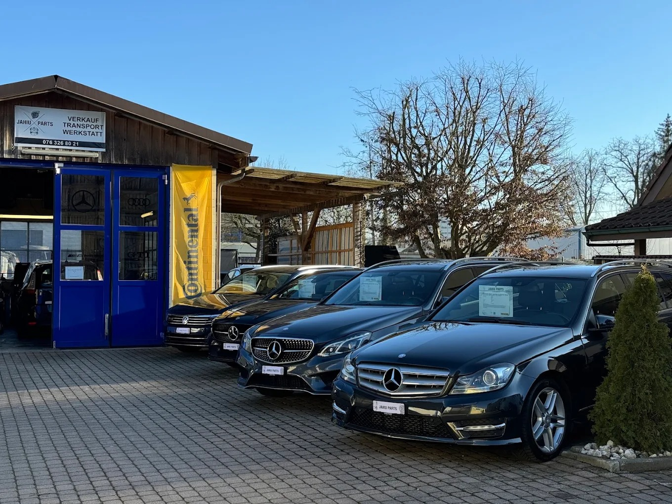 Fahrzeuge vor der Werkstatt